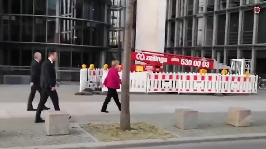 Merkel in Berlin gefilmt: „Na, wie is es so, das ganze Land einzusperren, hä?!“