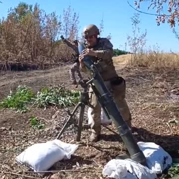 Ukrainian soldiers fire 120mm rounds towards Russian positions