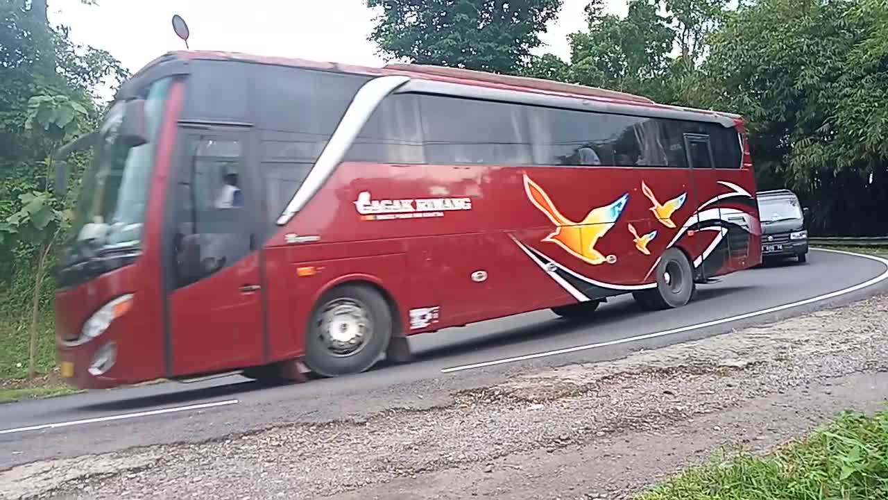 Bus melintas di tikungan tajam