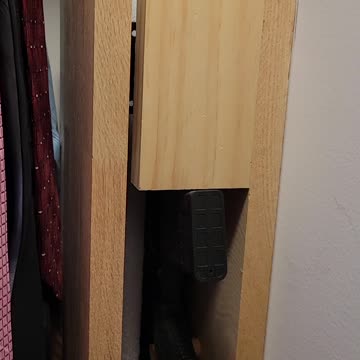 AR15 wall mount with RFID lock