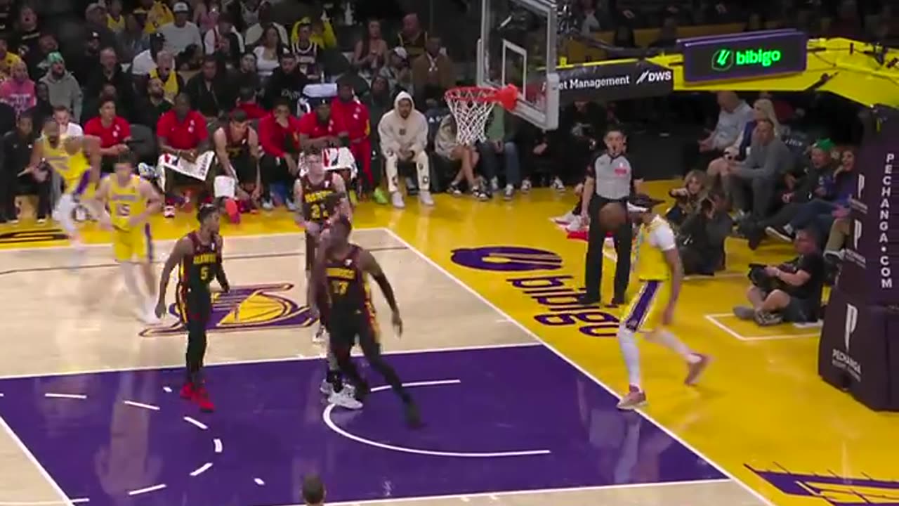 NBA - LeBron dishes to Reaves who lobs it to AD for the slam! 💪