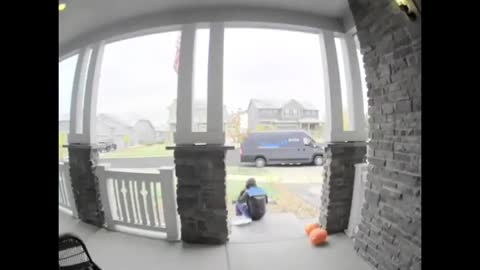 Amazon delivery driver goes viral after a hilarious Slip is caught on Camera💀