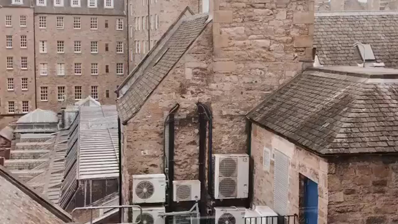 BEAUTIFUL EDINBURGH & ITS CENTURIES OLD BUILDING