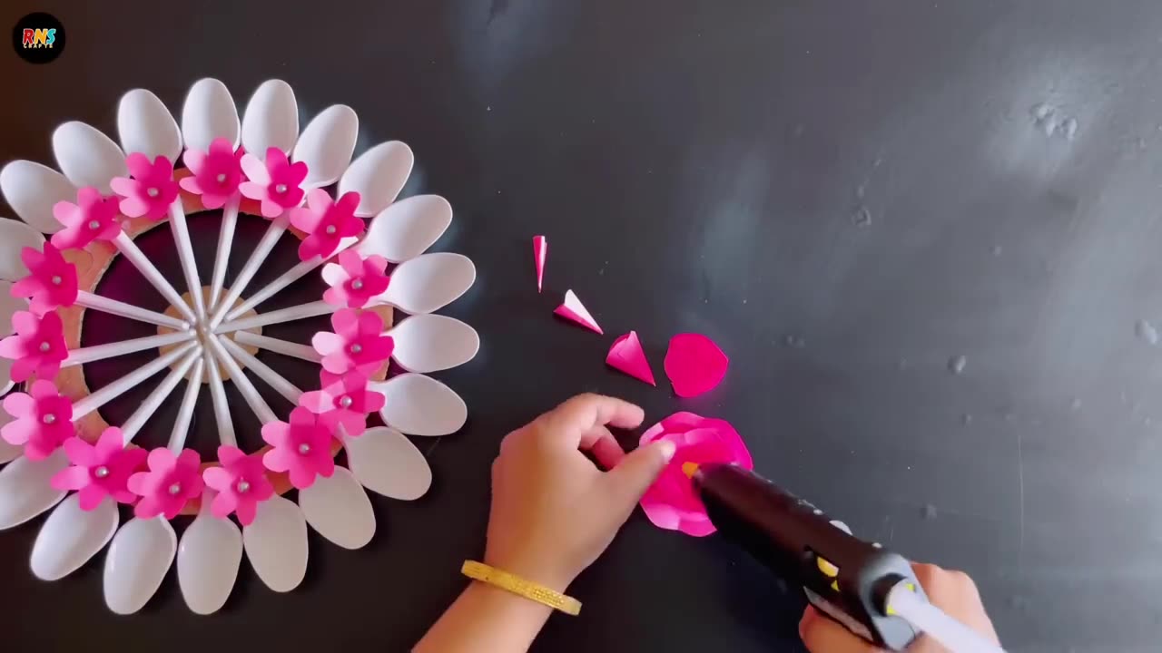 Beautiful Wall Hanging Craft Using Plastic Spoons / Paper Craft For Home Decoration / DIY Wall Decor