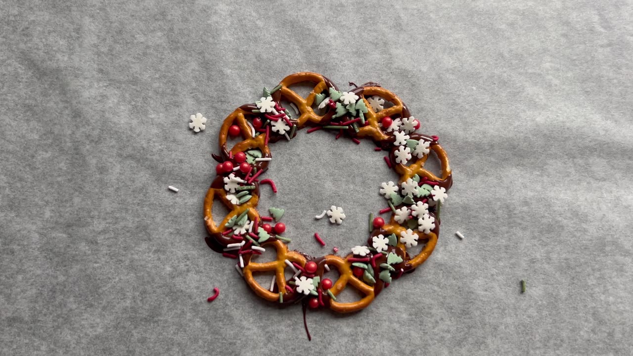 DIY Christmas Pretzel Wreaths: The Most Irresistible Holiday Treat! 🎄🍫✨