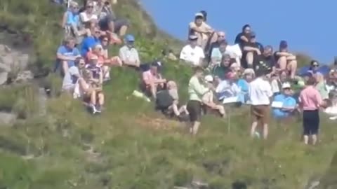 There are many people on the mountain
