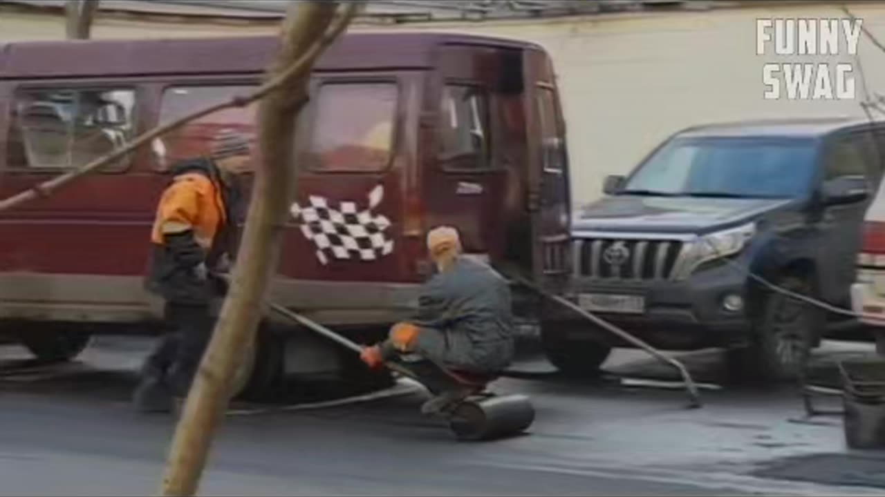 How roads are repaired in Russia. 🤣