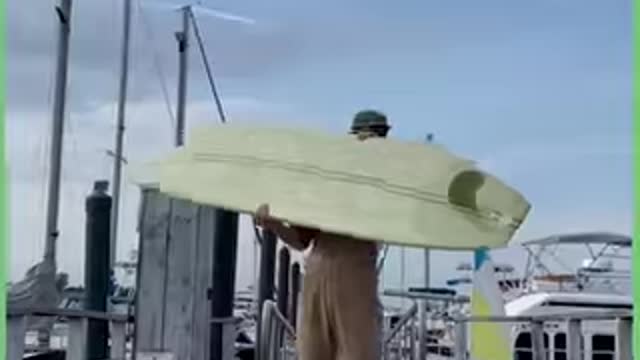 Who knew the process of making a surfboard from scratch was so satisfying! 🏄🏼‍♂️🤤