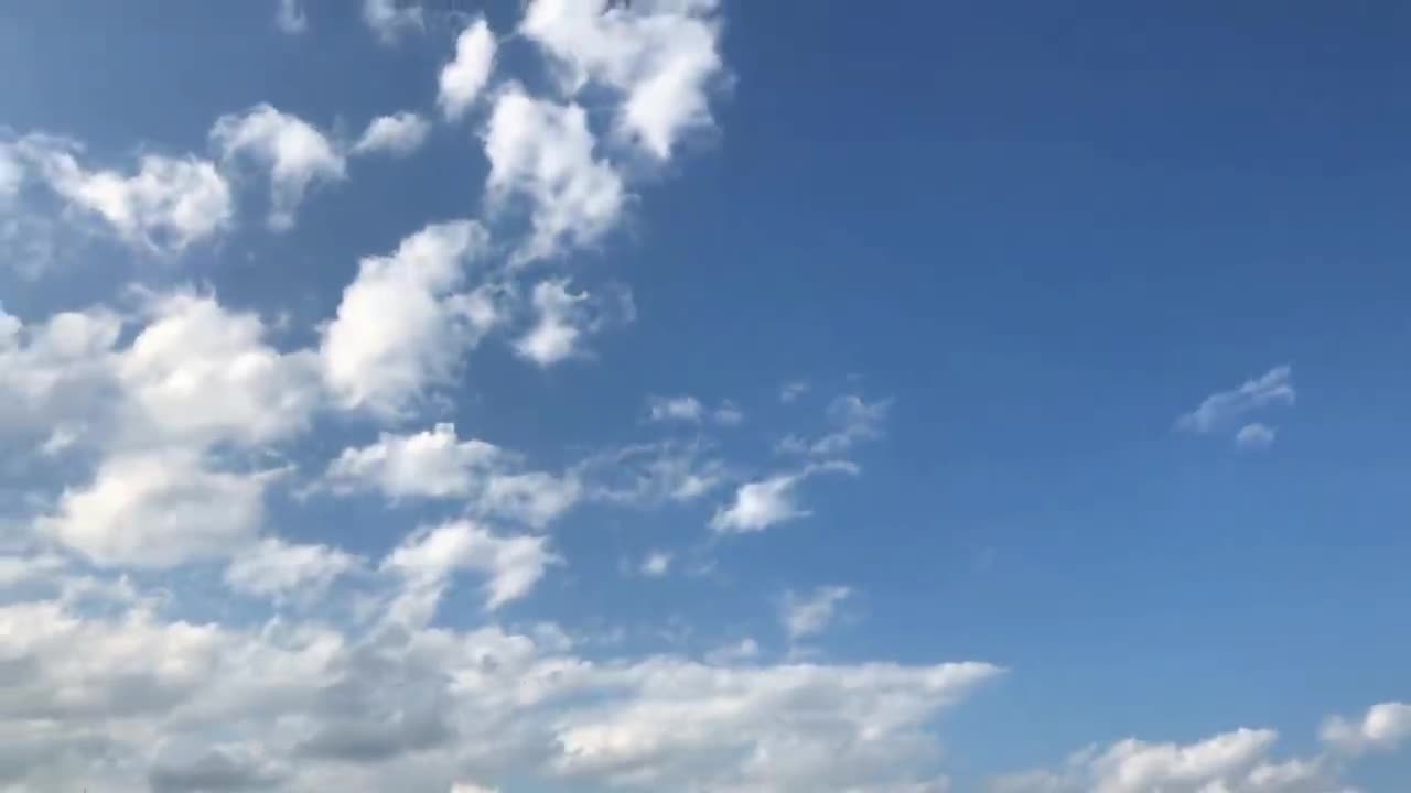 The sun is warm, the blue sky and white clouds are clear and beautiful