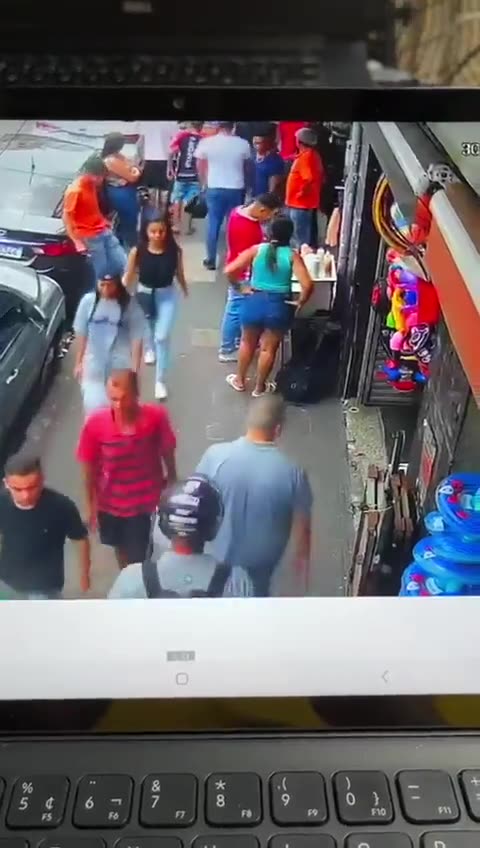 Assaltos a mão armada na 25 de Março: Vídeo mostra vítimas sendo cercadas e roubadas