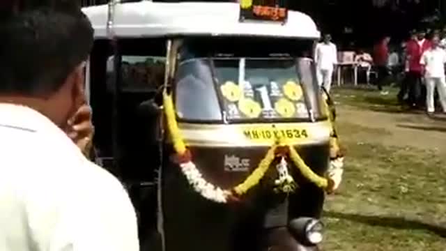 A Indian Auto Driver Performs Stunts In Reverse Gear | (Must Watch - Very Funny )