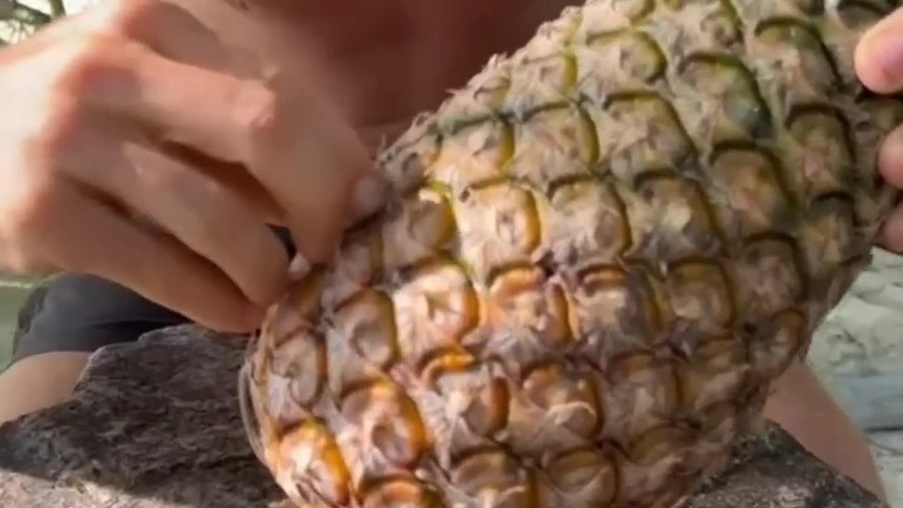 How to open a pineapple without a knife… NOT what you’d expect! 0:48