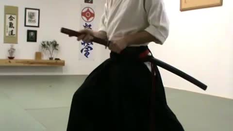 Thumb placement when drawing and sheathing a Japanese sword