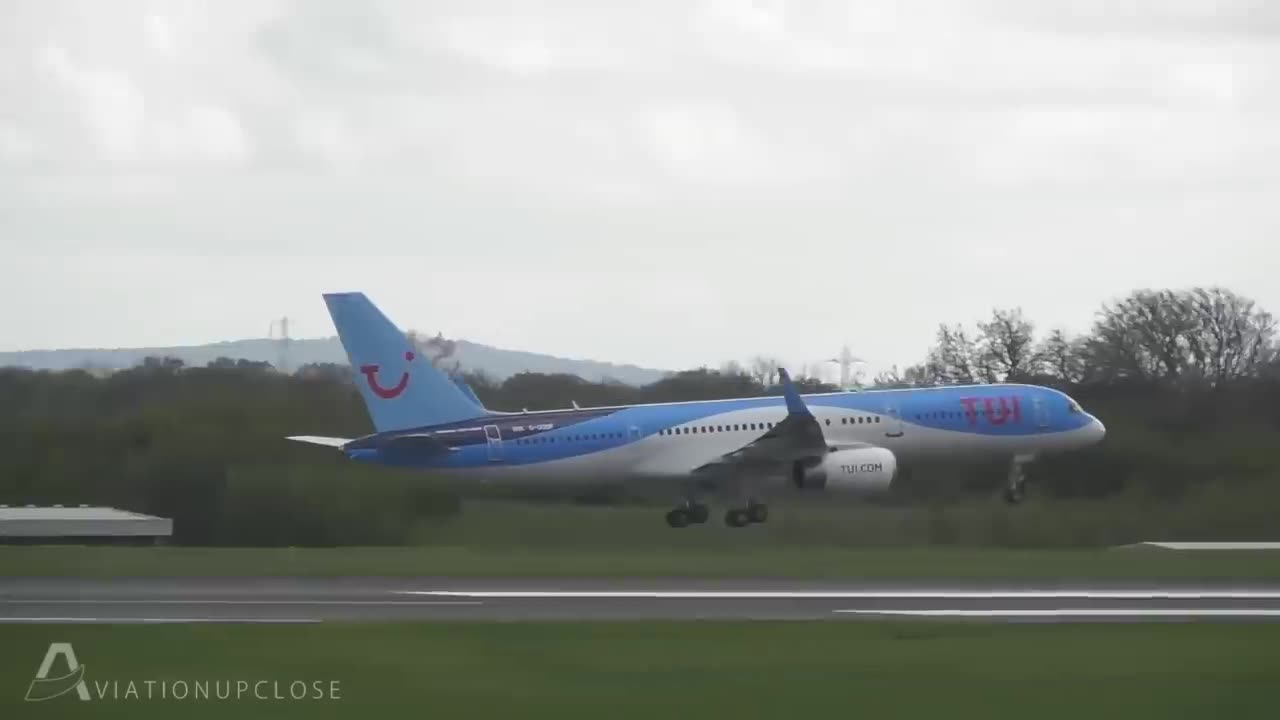 747 Engine Nearly Hits The Runway