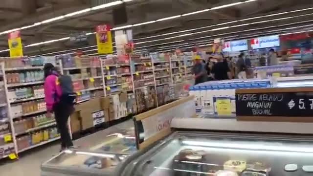 Hilarious-Sheep buying groceries