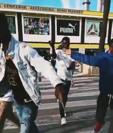 'morenos' desfilan con calzado deportivo pagado con impuestos de los Españoles