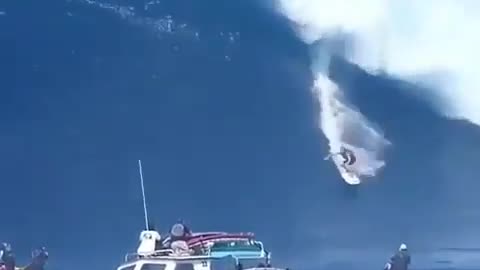 That’s an epic ride! 😱 Have you ever been surfing?🏄🤙