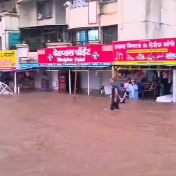 Major floods on the streets due to heavy rainfall in Pune of Maharashtra, India 🇮🇳 (04.06.2024)