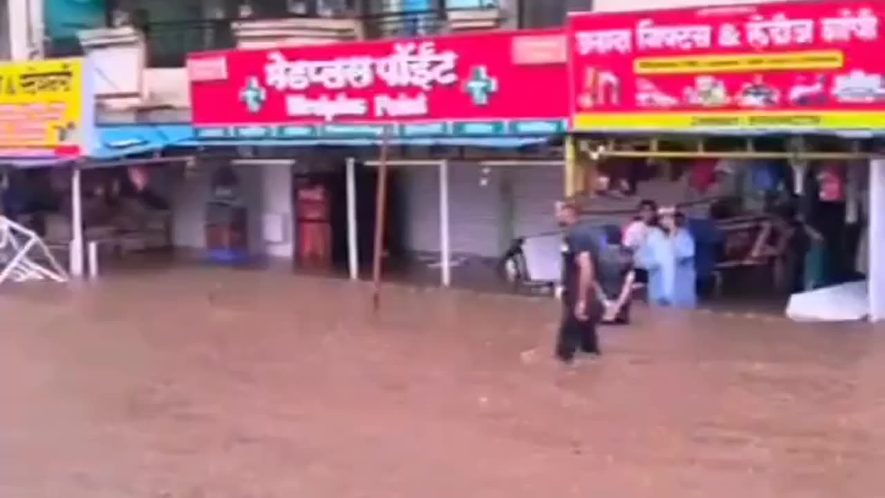 Major floods on the streets due to heavy rainfall in Pune of Maharashtra, India 🇮🇳 (04.06.2024)