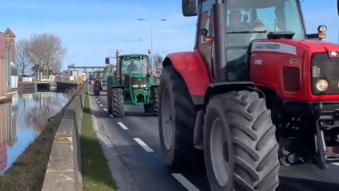 The Hague filling up nicely with Dutch farmers, the government have shipped in water cannons...