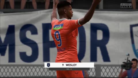 Wesley fura a rede com chute super forte.