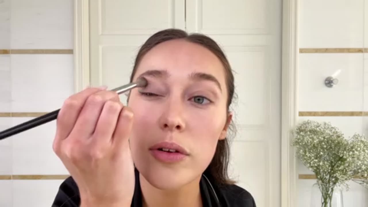 Alycia Debnam-Carey’s 11-Step Skin-Care Routine and Bronzed Makeup Look