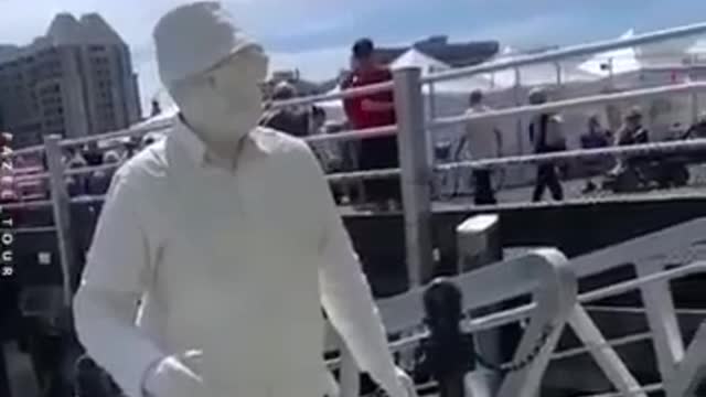 Funny reactions Human statue