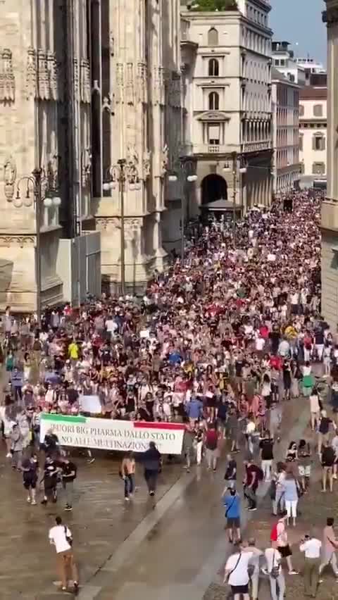Thousands Protest in Italy against Vaccine and Passports