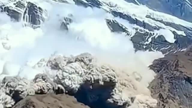 Massive avalanche strikes mustang Area in nepal