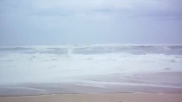 HURRICANE IRENE 2011 Amagansett, NY @ 11am on Saturday 8_27_11. SHE'S BUILDING