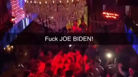 Patriots in a Tampa Bay club have an uplifting message for Joe Biden. 😂