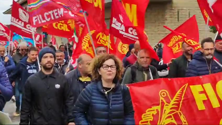 Priolo, in centinaia in corteo per il polo industriale