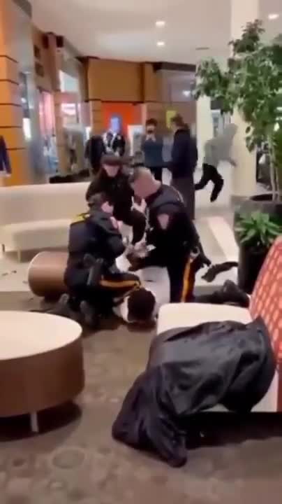 Fight between two teenagers inside NJ mall