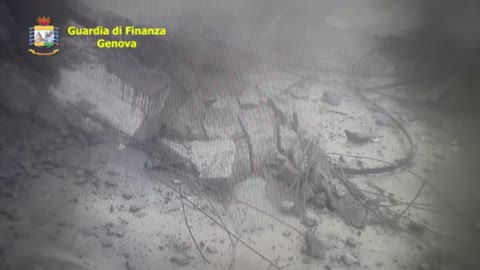 Snimka pokazuje rušenje vijadukta u Genovi