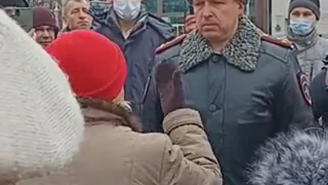 Alle, die in Russland gegen den Krieg demonstrieren, werden sofort eingesperrt!