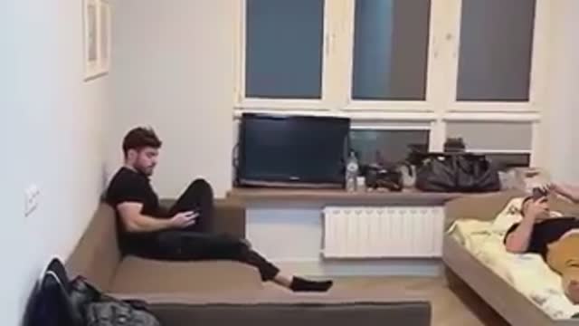 Cuando estas tranquilo con tus amigos en la habitación 🤣🤣