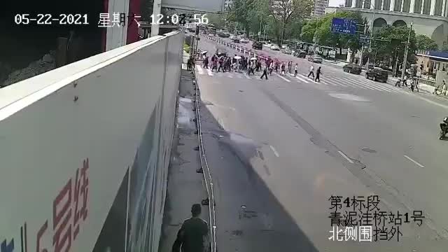 【中国】の「日常的な光景」路上監視カメラの映像より。横断歩道を渡っている大勢の人たちに。