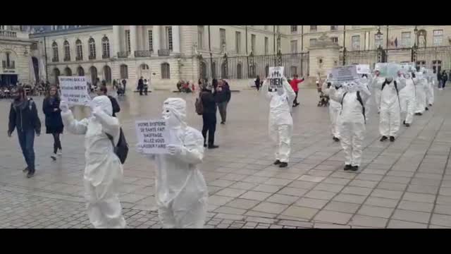 Les Masques BLancs Dijon et Lyon Action Pancartes le 23 Octobre