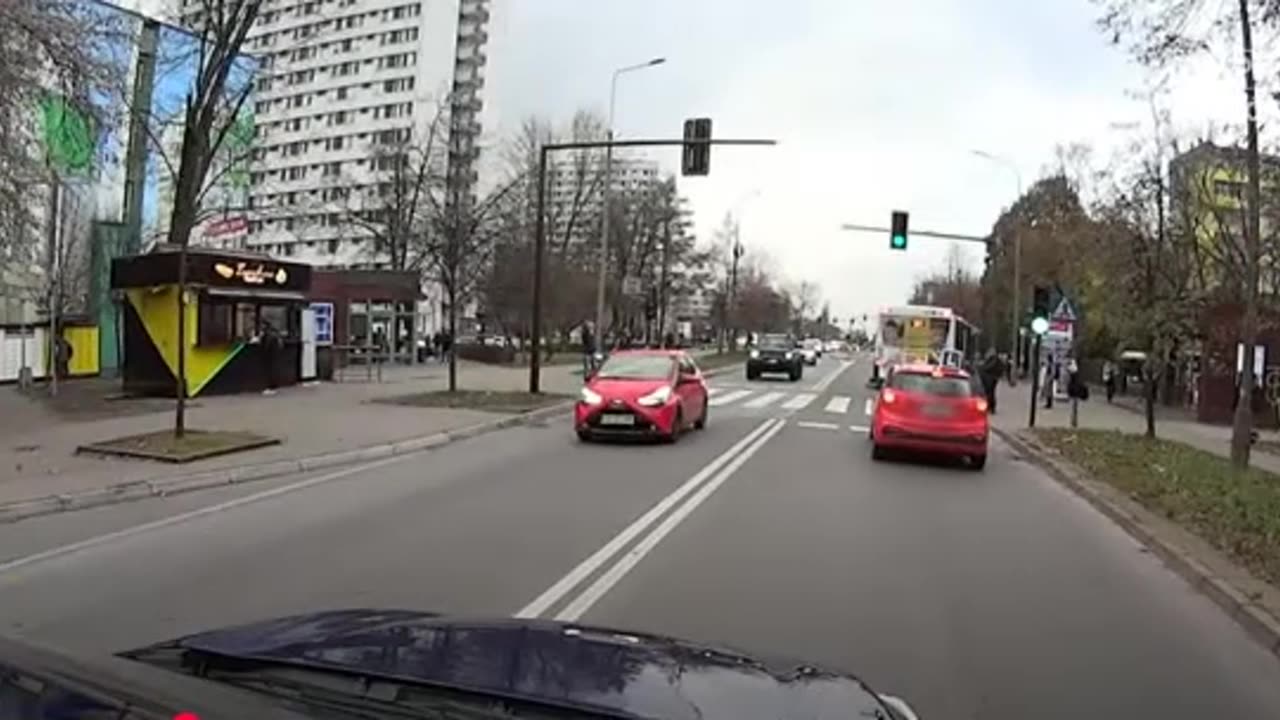 Jedź bezpiecznie 973 974 Czy sygnalizator zabrania zawracania ? Wyznaczanie niewyznaczonych pasów.
