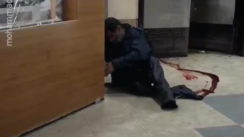 مشهد يحبس الأنفاس لمسن فلسطيني بعد استهدافه من قبل قناص إسرائيلي والطاقم الطبي يخاطر لإنقاذه