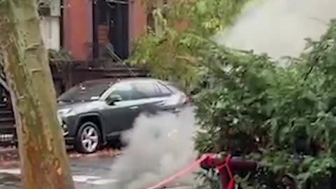 A manhole fire in Brooklyn Heights extends to an SUV and a nearby apartment building