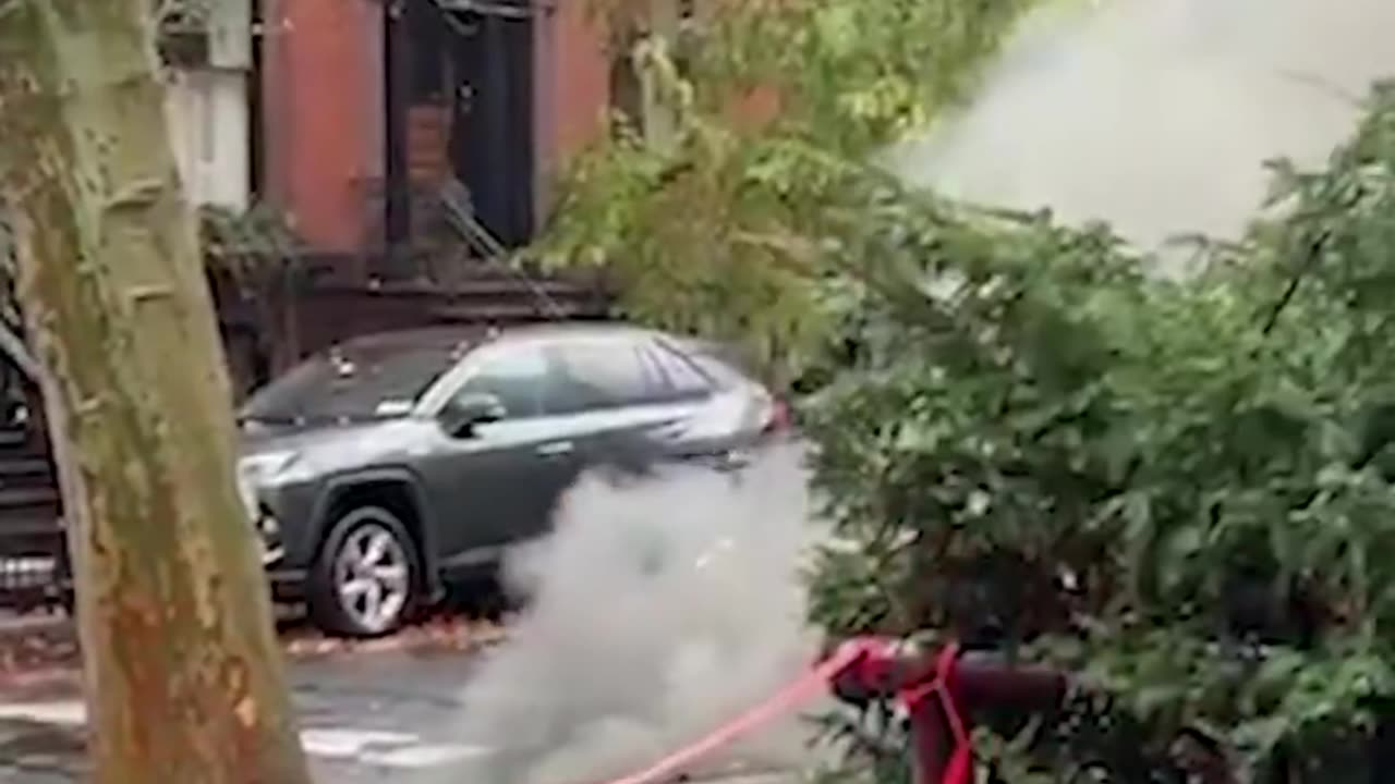 A manhole fire in Brooklyn Heights extends to an SUV and a nearby apartment building