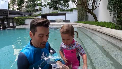 Little Kira learn to Swim like a Fish at 3 years old! 🐟☀️-5