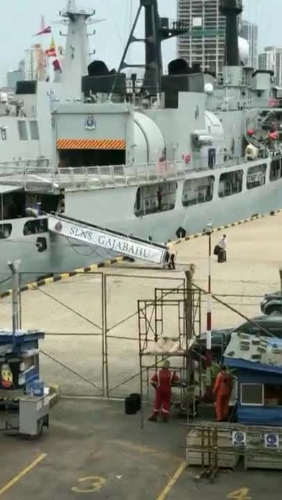 Power of the people: Sri Lanka´s government fleeing aboard of a NAVY vessel