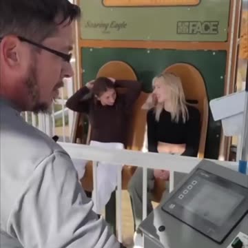 This theme park worker is a legend......