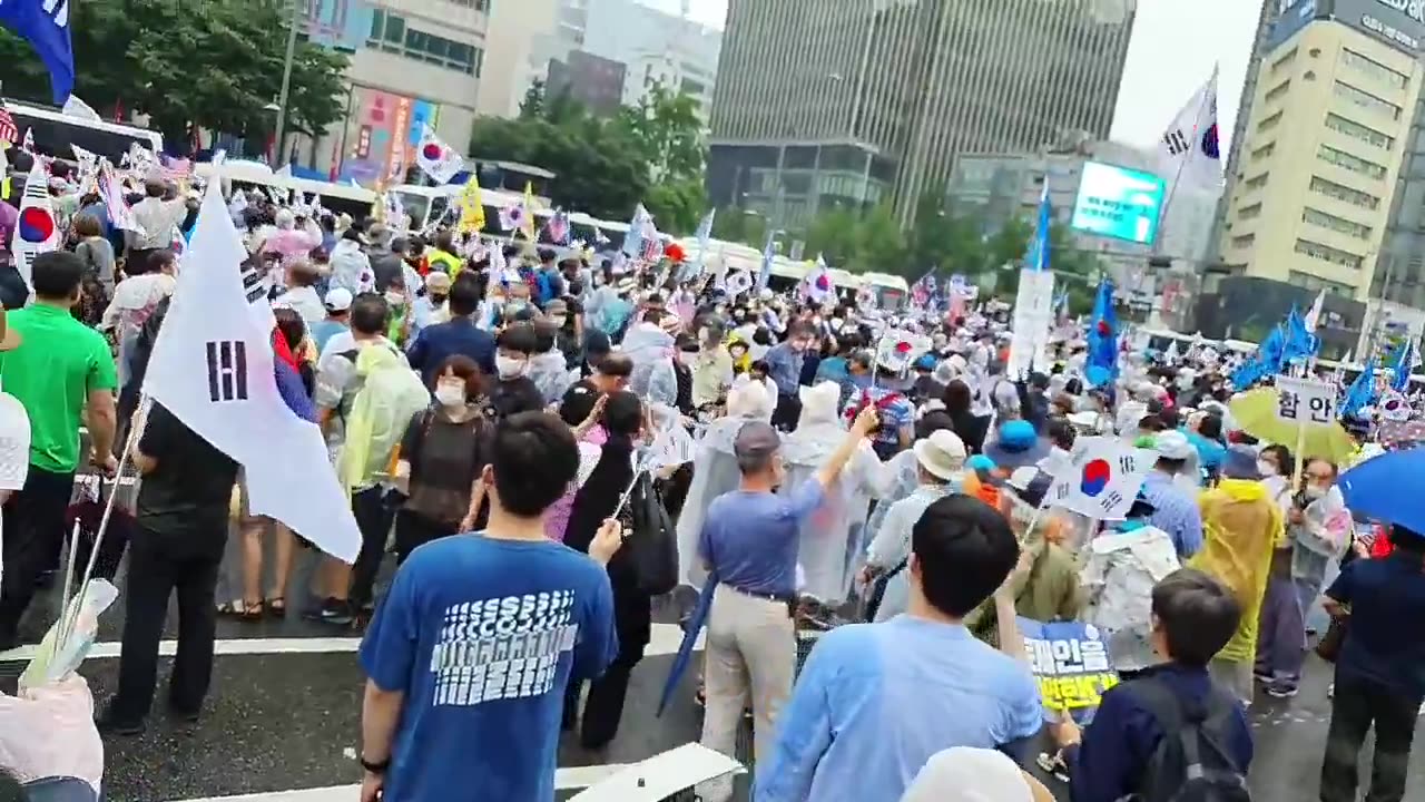 20200822_V3_S02(FzmsUkzRoHw)광복절, 화난 국민들 사탕발린(_) 연설을 뒤로 하고 도로로 내려와 청와대로 향하다.