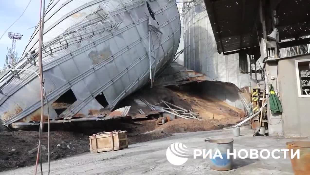 Ukrajinská armáda při ústupu z Mariupolu zapálila tuny obilí - úrodu se nepodařilo zachránit