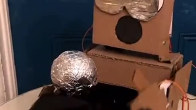 Robot does magic trick, like a boss