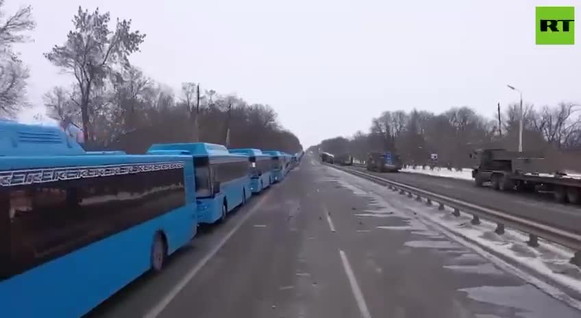 I cattivi russi preparano gli autobus per portare via i rifugiati.