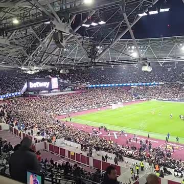 West Ham make it 3-1 😨 #WHULIV